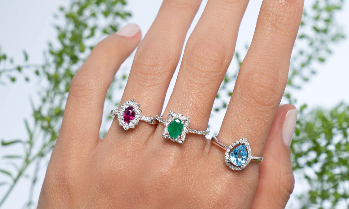 Değerli Taşların Büyülü Dünyası: Renkli Taşlı Mücevher Rehberi