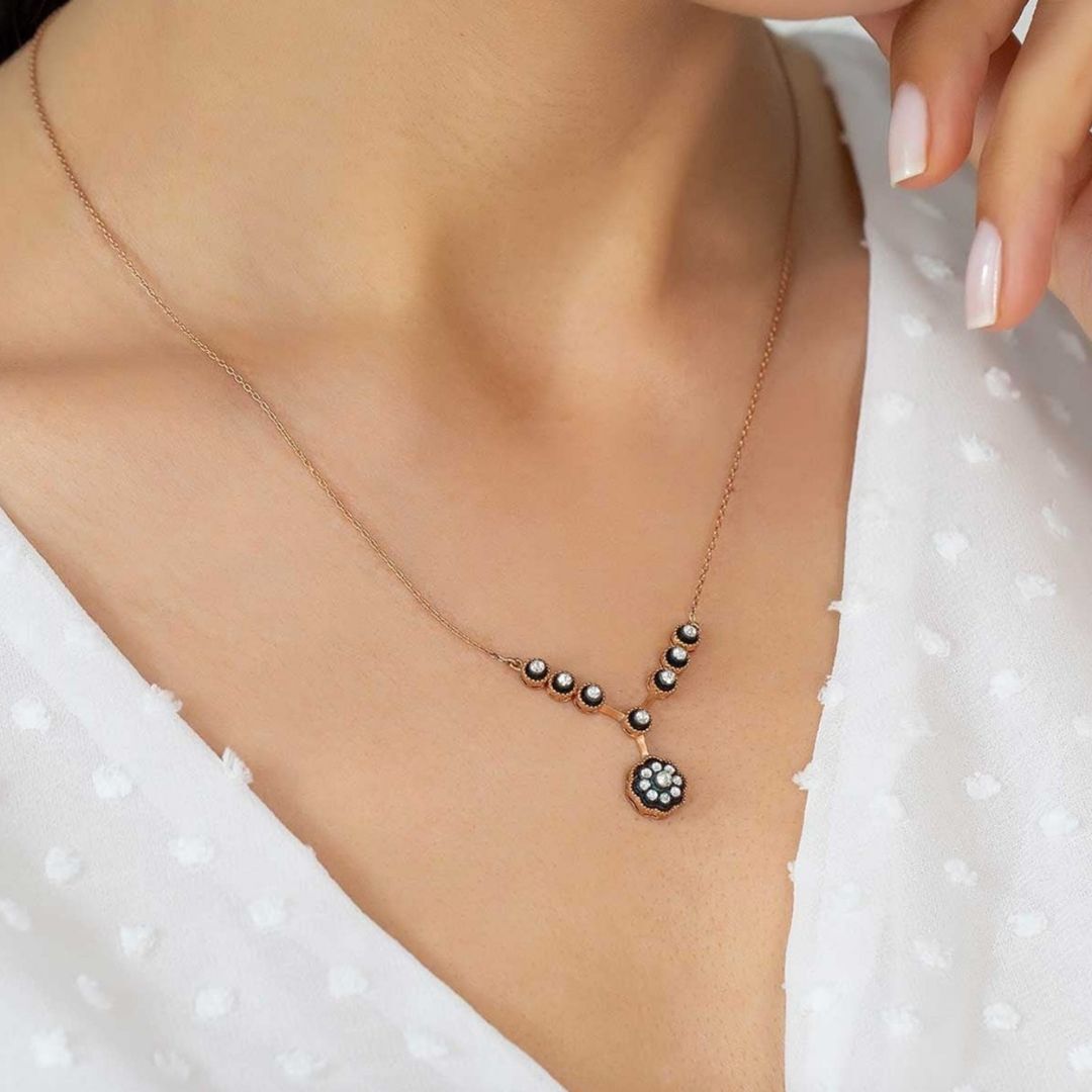 Elmas Kolye İle Şık Davet Kombinleri Nasıl Olmalı?